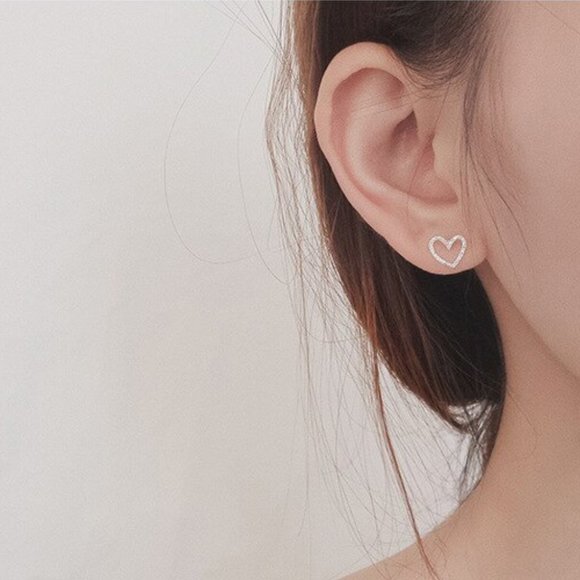 dainty heart silver stud earrings - Picture 3 of 4